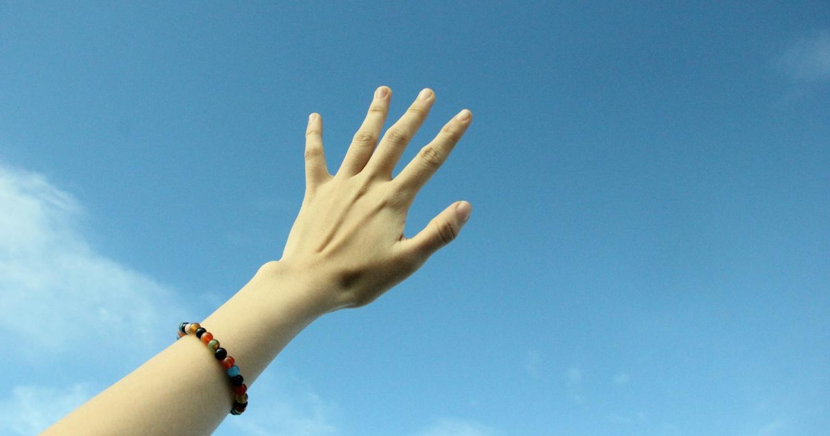 Krupan plan ruke koja istegne prste, mehanizam zgloba